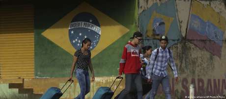 Refugiados venezuelanos na fronteira com o Brasil