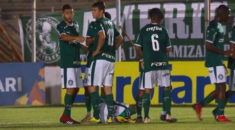 No detalhe, o camisa 11 Guilherme Vieira (no chão) logo após marcar o primeiro gol do Palmeiras na partida. Jogador saiu machucado de campo (Ag. Palmeiras)