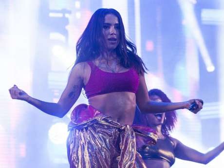 Anitta usou Instagram para esclarecer paralisação de show: 'rolou uma tempestade muito forte' Anitta usou Instagram para esclarecer paralisação de show: 'rolou uma tempestade muito forte'