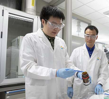 Renyuan Li (esquerda) e Peng Wang fazendo hidrogel Renyuan Li (esquerda) e Peng Wang fazendo hidrogel
