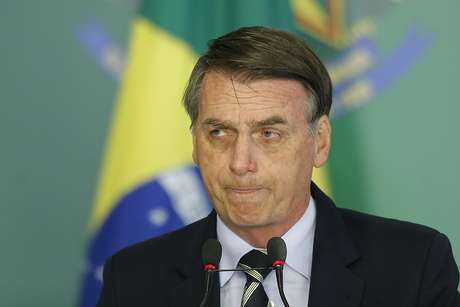 O presidente da República, Jair Bolsonaro (PSL), durante cerimônia de assinatura de decreto para a flexibilização de compra de arma de fogo e munição, no Palácio do Planalto, em Brasília, nesta terça-feira, 15