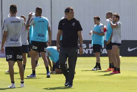 Técnico Fábio Carille trabalha com o elenco do Corinthians (Foto: Daniel Augusto Jr) Técnico Fábio Carille trabalha com o elenco do Corinthians (Foto: Daniel Augusto Jr)