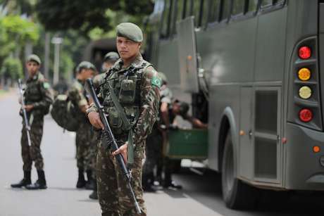   Military movement in the esplanade of the ministries 