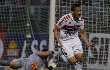 Anderson Martins comemora o primeiro gol do SÃ£o Paulo contra o Mirassol, anotado de cabeÃ§a (Rubens Chiri/saopaulofc.net)