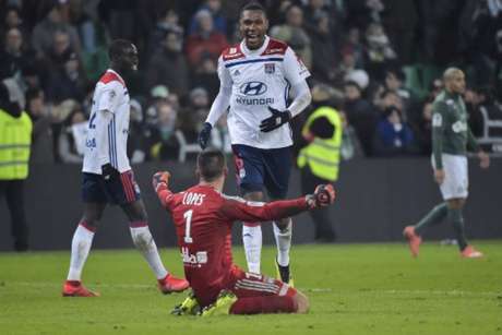 Marcelo comemora triunfo do Lyon sobre o Saint-Étienne ...