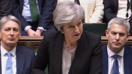 May disse que pretende reabrir as negociações em Bruxelas com uma "mensagem enfática" do que os parlamentares britânicos desejam