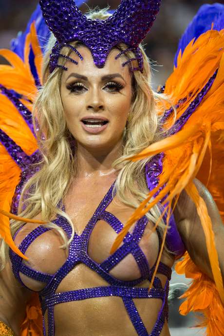 Juju Salimeni, rainha de bateria durante desfile da escola de samba X9 Paulistana Juju Salimeni, rainha de bateria durante desfile da escola de samba X9 Paulistana