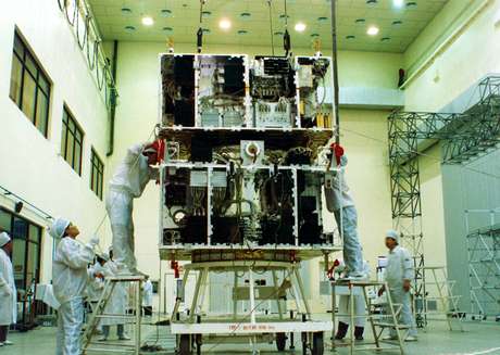 Técnicos trabalham no Cbers1, primeiro da série de satélites lançados pela parceria Brasil - China Técnicos trabalham no Cbers1, primeiro da série de satélites lançados pela parceria Brasil - China