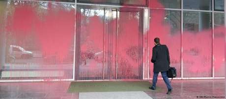 Fachada da embaixada brasileira em Berlim amanheceu coberta de tinta Fachada da embaixada brasileira em Berlim amanheceu coberta de tinta