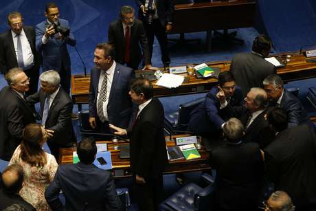  O senador Renan Calheiros (MDB-AL) discute com os senadores Tasso Jereissati (PSDB-CE), enquanto os senadores Humberto Costa (PT-PE) e Cid Gomes (PDT-CE) apartam a confusão, na sessão para eleição do próximo presidente do Senado Federal, em Brasília, nesta sexta- feira, 01,