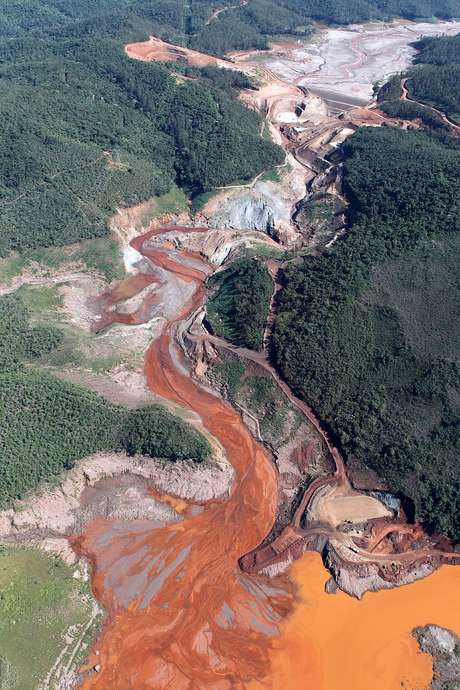 Tragédia em Mariana matou 19 pessoas, destruiu completamente três distritos e deixou milhares desabrigados Tragédia em Mariana matou 19 pessoas, destruiu completamente três distritos e deixou milhares desabrigados