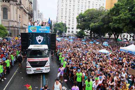Foliões durante o Cordão da Bola Preta, na Rua Primeiro de Março, no Centro do Rio de Janeiro (RJ), no Carnaval de 2017 Foliões durante o Cordão da Bola Preta, na Rua Primeiro de Março, no Centro do Rio de Janeiro (RJ), no Carnaval de 2017