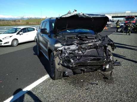 Carro de Douglas Costa ficou com a frente destruída (Foto: Reprodução /Corriere della Sera) Carro de Douglas Costa ficou com a frente destruída (Foto: Reprodução /Corriere della Sera)