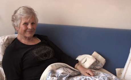 Annie aparece no filme bem e tranquila antes da chegada dos médicos que aplicariam a eutanásia Annie aparece no filme bem e tranquila antes da chegada dos médicos que aplicariam a eutanásia