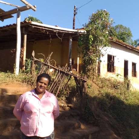 A casa de Paula Geralda foi invadida pela lama, mas continuou de pé. Cozinha e quintal foram destruídos e ela perdeu móveis e eletrodomésticos A casa de Paula Geralda foi invadida pela lama, mas continuou de pé. Cozinha e quintal foram destruídos e ela perdeu móveis e eletrodomésticos