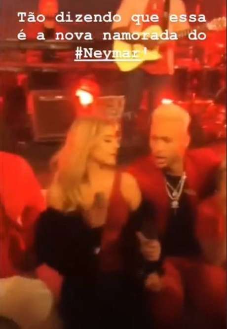 Neymar aparece ao lado da cantora baiana Rafaela Porto, de 19 anos, durante aniversário. Neymar aparece ao lado da cantora baiana Rafaela Porto, de 19 anos, durante aniversário.