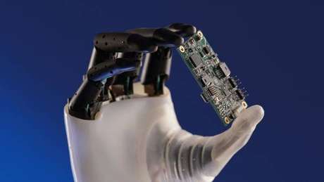 Primeiro implante de 'mão biônica' do mundo é feito em sueca