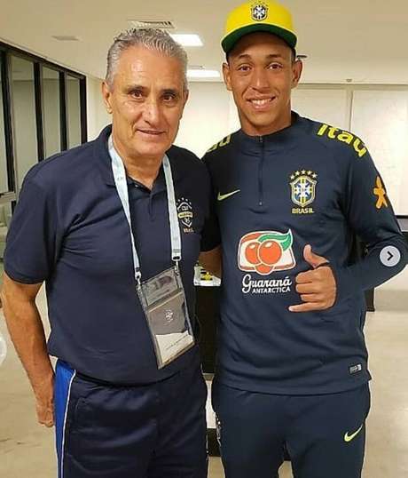 Cristian. que morreu durante incêndio no CT do Flamengo, posa ao lado do técnico Tite Cristian. que morreu durante incêndio no CT do Flamengo, posa ao lado do técnico Tite
