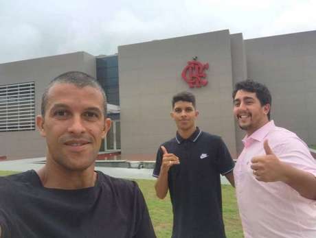Felipe Cardoso, no centro, chegou ao Flamengo há poucos dias (Arquivo pessoal) Felipe Cardoso, no centro, chegou ao Flamengo há poucos dias (Arquivo pessoal)