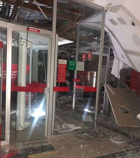 Três agências foram atacadas com explosivos pela quadrilha, em São Bento do Sapucaí (SP) Três agências foram atacadas com explosivos pela quadrilha, em São Bento do Sapucaí (SP)