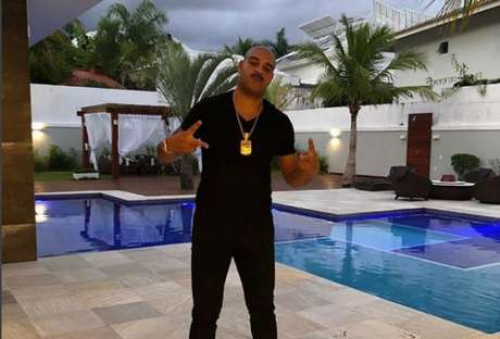 Adriano em sua mansão na Barra da Tijuca (Reprodução / Instagram) Adriano em sua mansão na Barra da Tijuca (Reprodução / Instagram)