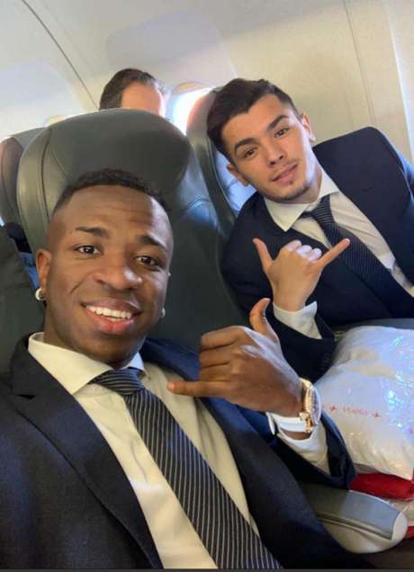 Vinicius Junior e Brahim Díaz no avião antes de decolar para Amsterdã (Foto: Reprodução / Instagram) Vinicius Junior e Brahim Díaz no avião antes de decolar para Amsterdã (Foto: Reprodução / Instagram)