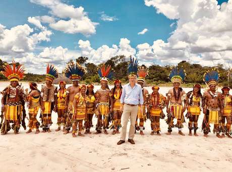 Ministro do Meio Ambiente, Ricardo Salles, posa com índios Pareci, do Mato Grosso, em visita às terras usadas para agricultura 