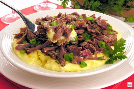 Carne desfiada com mandioquinha