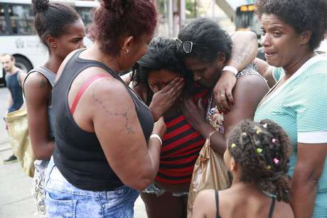 "Moço, até quando isso vai continuar?", pergunta Katia Cilene, amparada por amigas "Moço, até quando isso vai continuar?", pergunta Katia Cilene, amparada por amigas
