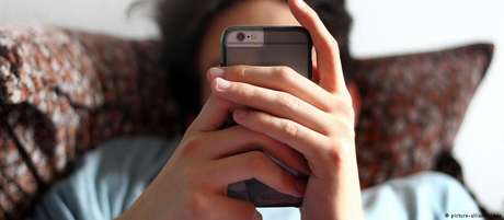 Muitos jovens, mesmo em idade de escola prim&aacute;ria, compartilham conte&uacute;dos como fotos de colegas nus e v&iacute;deos expl&iacute;citos