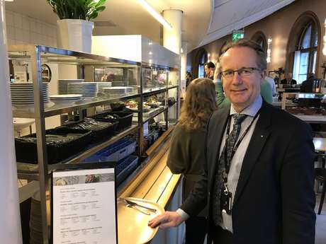 No paÃ­s escandinavo, deputados como Per-Arne HÃ¥kansson encaram fila para almoÃ§ar no bandejÃ£o