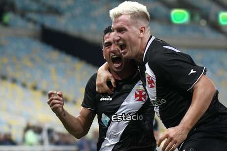 O jogador Danilo do Vasco comemora gol durante a partida entre Vasco e Fluminense, vÃ¡lida pela final TaÃ§a Guanabara do Campeonato Carioca 2019, no EstÃ¡dio do MaracanÃ£ no Rio de Janeiro (RJ), neste domingo (17). A justiÃ§a determinou que o jogo fosse de portÃµes abertos fechados, mas apÃ³s confusÃ£o, a entrada de torcedores foi permitida.