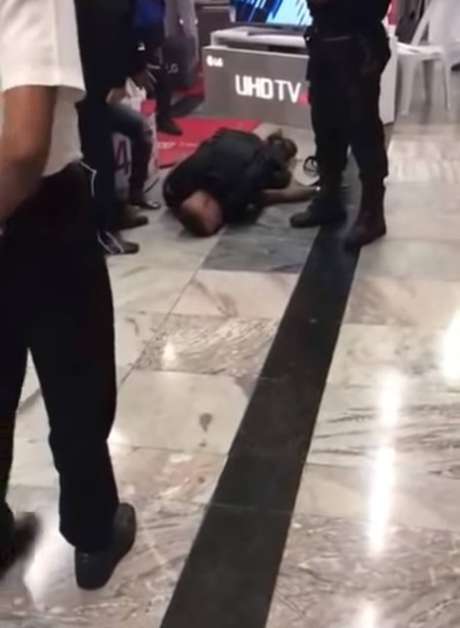 Jovem foi agredido em supermercado na Barra da Tijuca Jovem foi agredido em supermercado na Barra da Tijuca