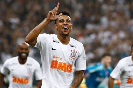 Gustavo, do Corinthians, comemora o seu gol em partida contra o SÃ£o Paulo, vÃ¡lida pela 7Âª rodada do Campeonato Paulista 2019, na Arena Corinthians, em Itaquera, zona leste de SÃ£o Paulo, na noite deste domingo (17)