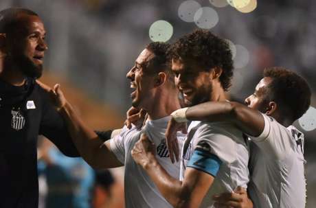 Sampaoli está encantado com o futebol apresentado por Jean Mota: meia comemora os gols (Foto: Ivan Storti/Santos) Sampaoli está encantado com o futebol apresentado por Jean Mota: meia comemora os gols (Foto: Ivan Storti/Santos)