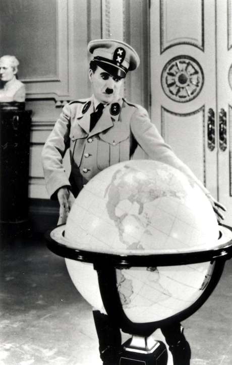 Cena do filme 'O Grande Ditador', de Charles Chaplin. Cena do filme 'O Grande Ditador', de Charles Chaplin.