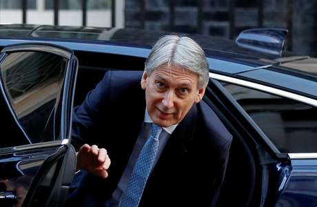 Philip Hammond do lado de fora da resid&ecirc;ncia oficial da primeira-ministra brit&acirc;nica em Londres
19/02/2019 REUTERS/Peter Nicholls
