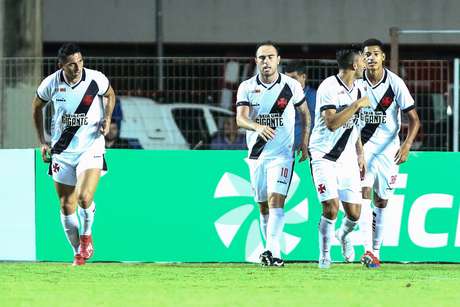 Jogadores do Vasco comemoram gol durante a partida entre Serra ES e Vasco RJ, vÃ¡lida pela Copa do Brasil 2019, no EstÃ¡dio Kleber Andrade em Cariacica (ES), nesta quarta-feira (20).