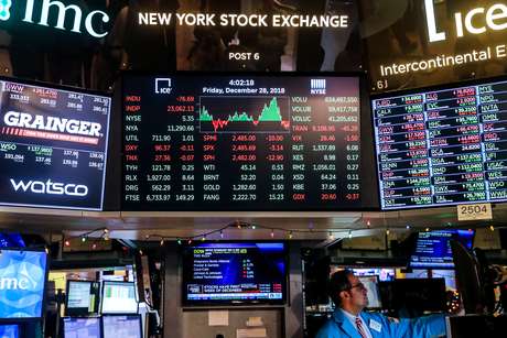 Paineis na Bolsa de Valores de Nova York28/12/2018 REUTERS/Jeenah Moon