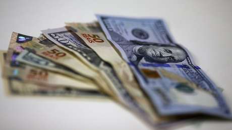 Cédulas de real e dólar; o humor da economia externa afeta de forma importante o ambiente doméstico Cédulas de real e dólar; o humor da economia externa afeta de forma importante o ambiente doméstico