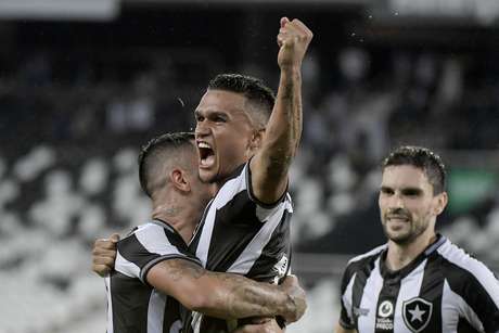 Erik, do Botafogo, comemora após marcar gol em partida contra o Cuiabá, válida pela segunda fase da Copa do Brasil, no estádio do Engenhão, no Rio de Janeiro, nesta quarta- feira, 27.