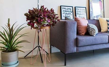 39- O colorido das plantas para sala complementam a decoração simples. Fonte: Dicas de Mulher