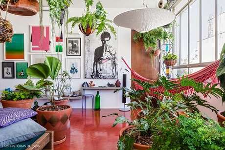 28- As plantas para sala transformam o ambiente do apartamento pequeno. Fonte: Histórias de Casa