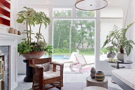 29- As plantas para sala compõem o arranjo principal no vaso tipo bacia grande. Fonte limaonagua
