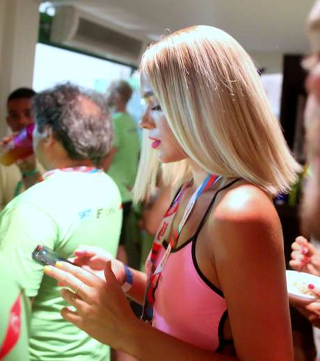 Bruna Marquezine apareceu com loiros platinados em um camarote, em Salvador Bruna Marquezine apareceu com loiros platinados em um camarote, em Salvador