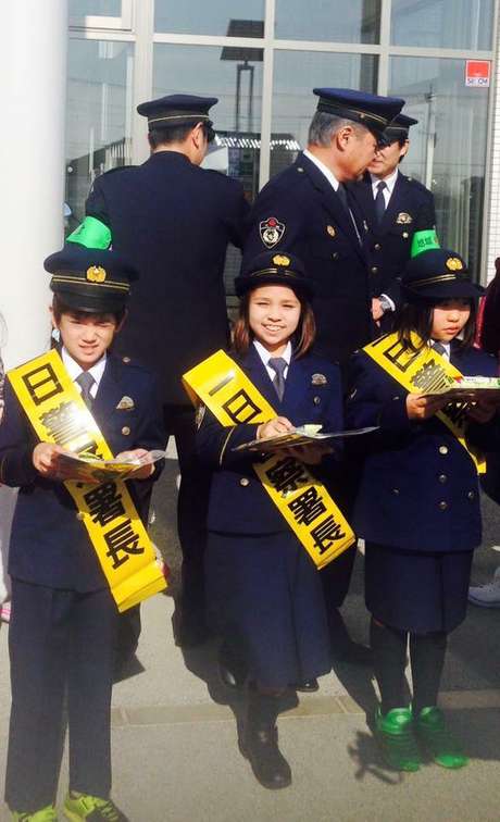 Crianças participam de eventos com policiais no Japão