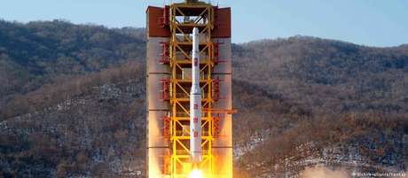 Míssil sendo lançado na base de Sohae, no noroeste do país, perto da fronteira com a China. Míssil sendo lançado na base de Sohae, no noroeste do país, perto da fronteira com a China.