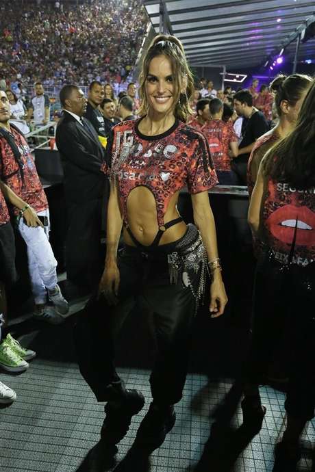 Izabel Goulart usou look rock n' roll na Sapucaí Izabel Goulart usou look rock n' roll na Sapucaí