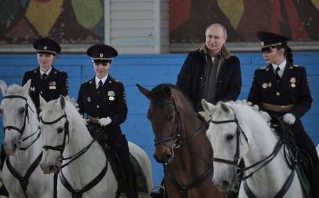 Presidente da R&uacute;ssia, Vladimir Putin, cavalga ao lado de policiais mulheres em Moscou
07/03/2019 Sputnik/Alexei Nikolsky/Kremlin via REUTERS 