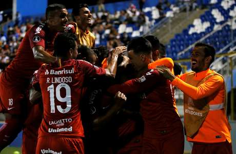 Jogadores do Internacional comemoram o gol de Rafael SÃ³bis, que garantiu a vitÃ³ria do clube gaÃºcho na estreia da Libertadores